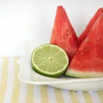 头像女夏天吃瓜,美女头像下的清凉一夏