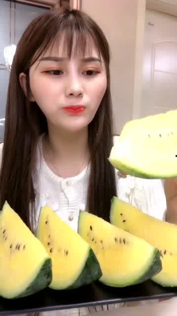 好看小姐姐吃瓜,小姐姐的甜蜜吃瓜时光