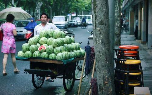 路边吃瓜小伙图片,吃瓜小伙的夏日风情