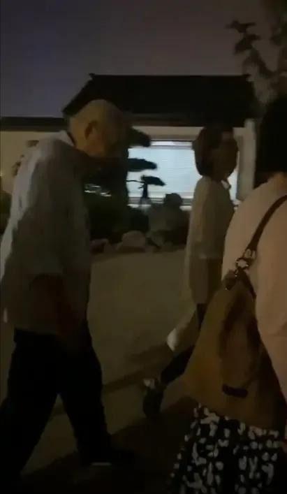 吃瓜群众偶遇自己老婆视频